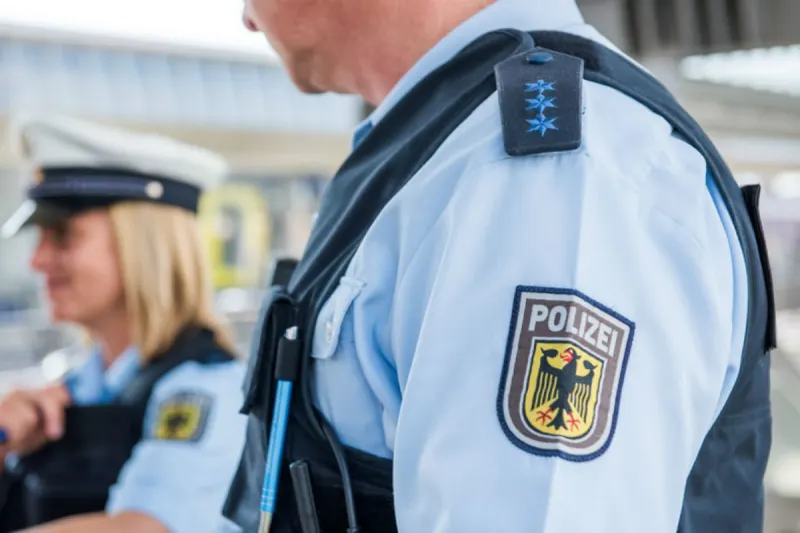 Hönbach - Nur mit Helm bekleidet durch die Stadt