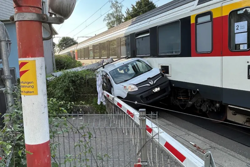 Unfall mit Zug in Horgen ZH – Auto auf Bahnübergang von Intercity erfasst
