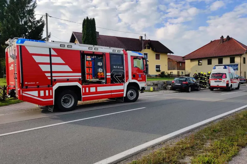 Eggelsberg - Auto prallte frontal gegen Steinmauer