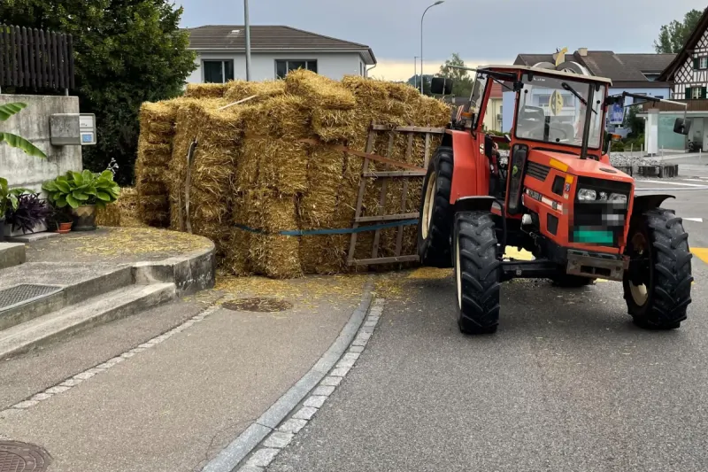 Affeltrangen TG - Strohballen nach Unfall auf der Strasse