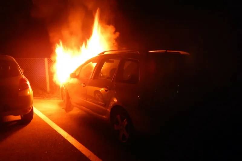 Hilden NW – Zwei geparkte Autos bei nächtlichem Brand beschädigt