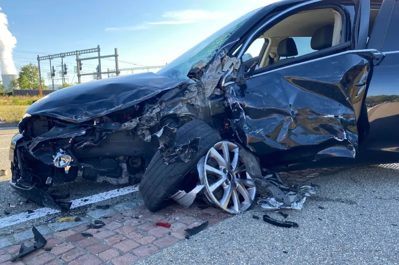 Heftiger Crash in Dulliken SO - Auto gerät auf Gegenfahrbahn
