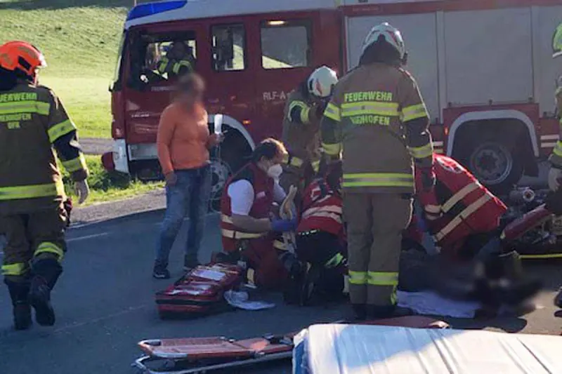 Heftiger Crash in Viehhofen - Motorradlenker kracht frontal in Anhänger
