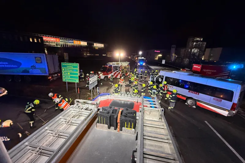 Schörfling – Schwerer Unfall zwischen Linienbus und Lkw