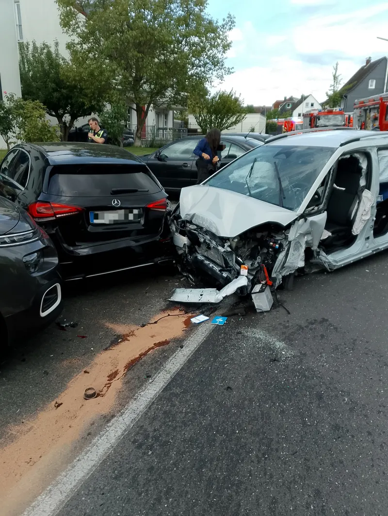 Unfall bei Burscheid – Pkw kracht gegen Mauer und mehrere Autos