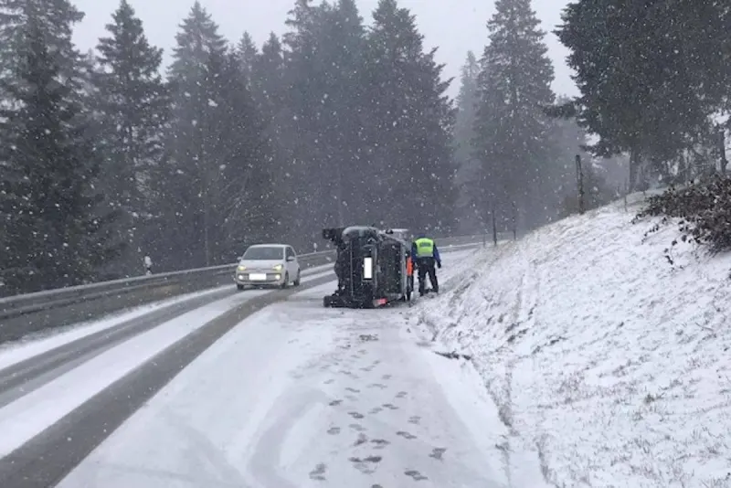 Les Peux JU – Auf Böschung gefahren und mit Auto umgekippt
