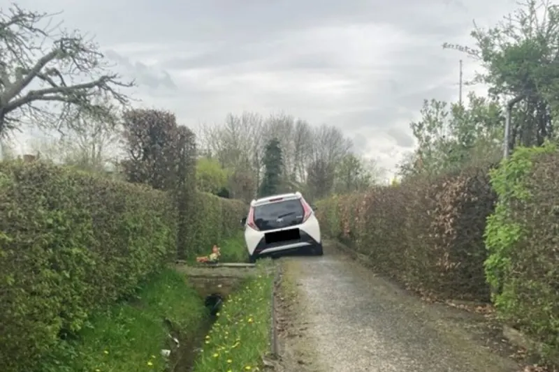 Osnabrück NI - Senior landet mit seinem Auto auf einem Fuß- und Gehweg