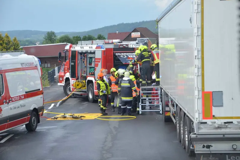 Weitra - LKW gegen mehrere PKW!
