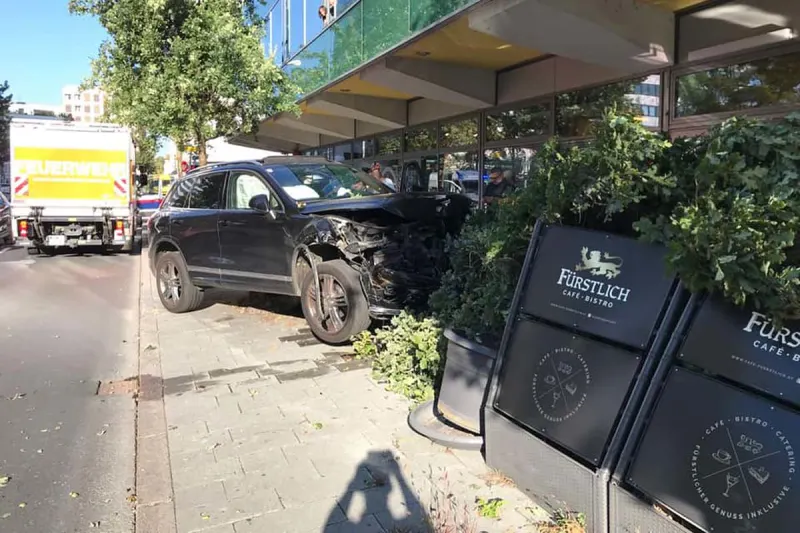Klagenfurt - PKW kracht in LKW, Baum und letztendlich in Lokal!