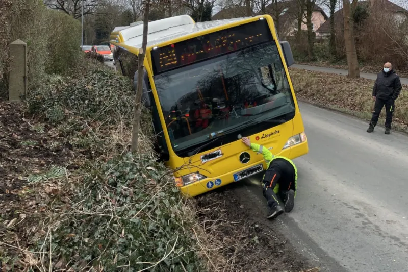 Heiden-Heßloh - Mehrere Personen nach Unfall im Bus gefangen