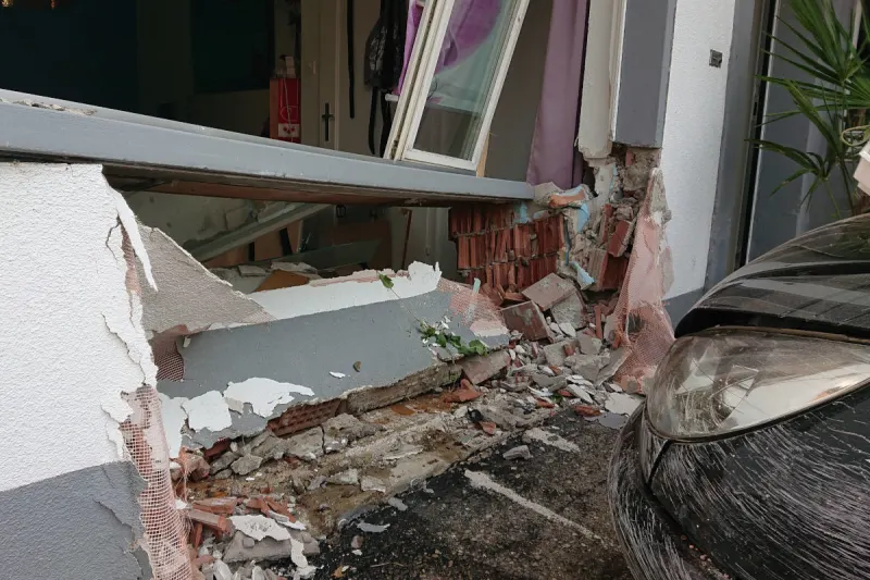 Obermumpf AG – Bei Unfall in Hausmauer gekracht