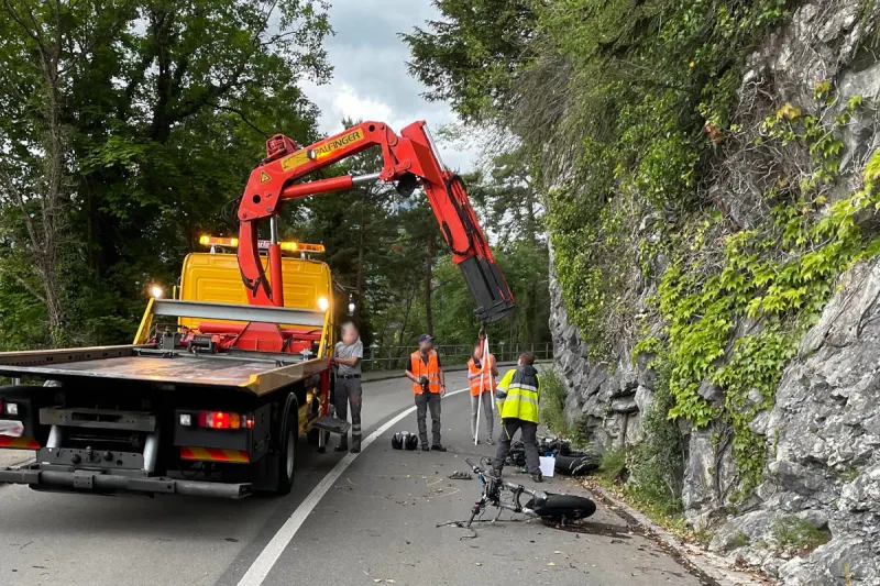 Gersau SZ – Motorradfahrer bei Selbstkollision erheblich verletzt