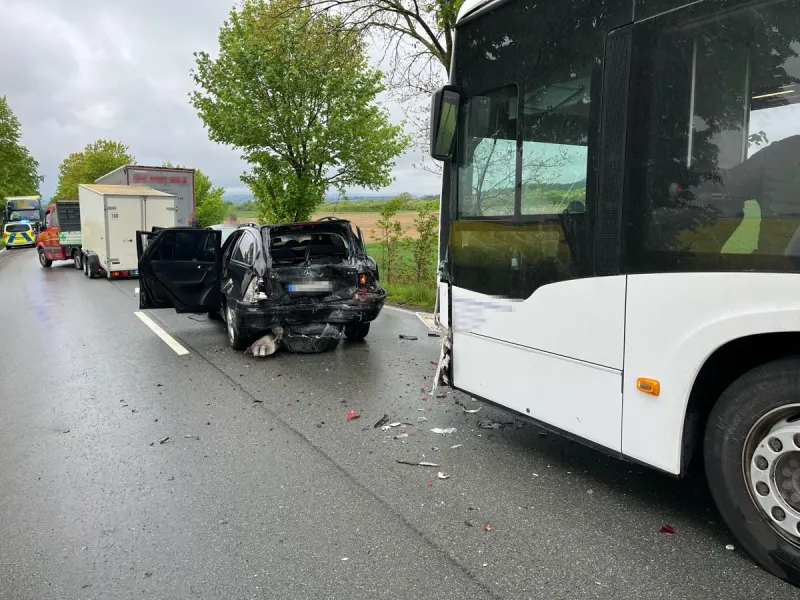 Heftiger Unfall in Warburg – Bus schiebt Fahrzeuge zusammen