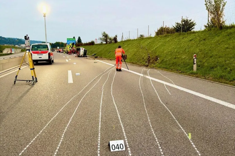 Bülach ZH – Schwerverletzter nach Selbstunfall auf der A51