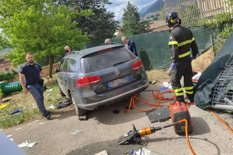 Drama in L'Aquila - Auto rollt in Kindergartenhof - Fünf Verletzte und ein totes Kind!
