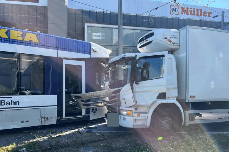 Spreitenbach AG - Lkw mit Limmattalbahn kollidiert - Mehrere Verletzte