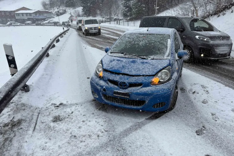 Mehrere Unfälle durch Schnee im Kanton Zug