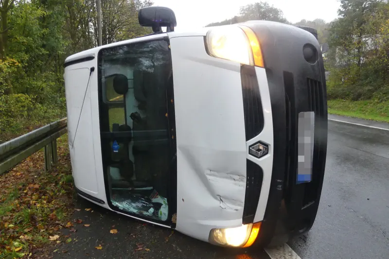 Gummersbach NW – Transporter kippt bei Unfall um