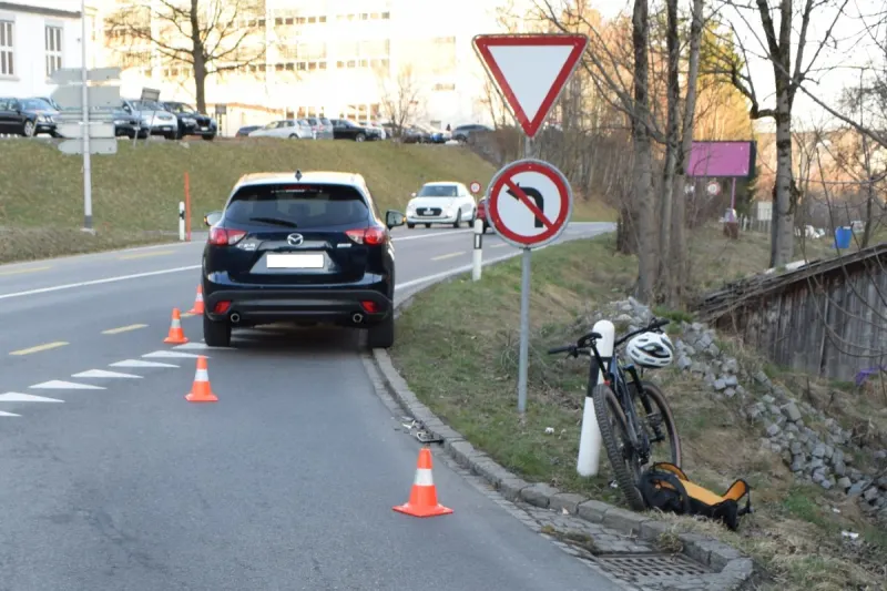Herisau AR - Radfahrer verletzt sich bei Auffahrkollision