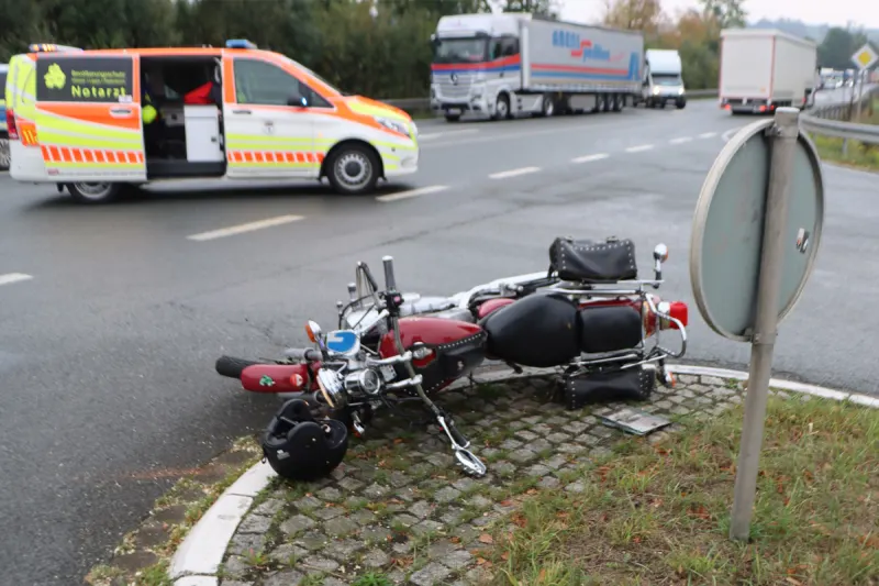 Warburg NW – Motorradfahrer durch Pkw bei Unfall schwer verletzt