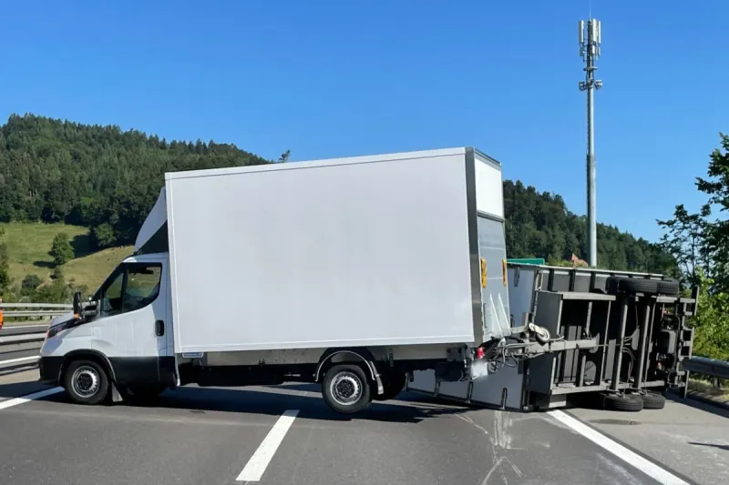 Dagmersellen LU - Unfall auf der A2 blockiert die Strasse