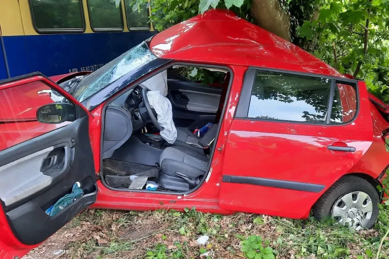 Deinste NI - Skoda vom Zug erfasst - Fahrerin schwer verletzt