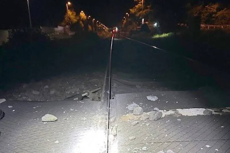 Zeugenaufruf in Lunden SH – Schottersteine auf Bahngleisen