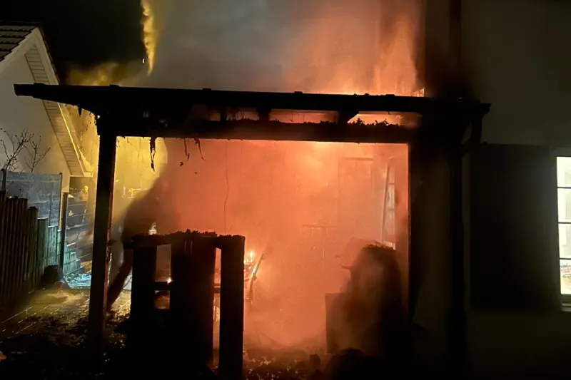 Frasnacht TG - Flammen zerstören Pergola  und Garage