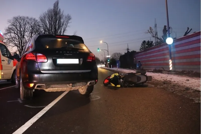 Langenfeld NW - Rollerfahrer rutscht bei Unfall unter Porsche