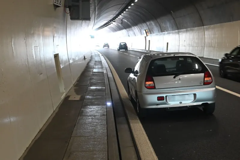  Uznach SG - Wegen Ausweichmanöver im Tunnel verunfallt 