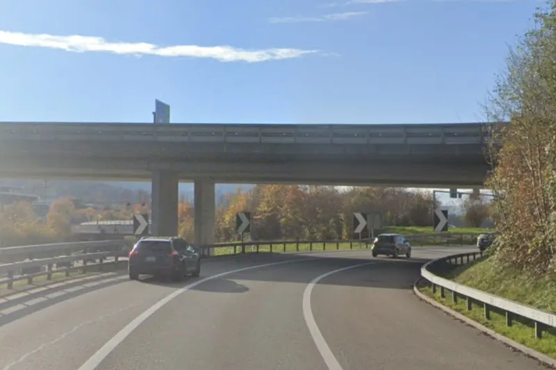 A2 Ebikon – Lieferwagen verliert Anhänger auf Autobahn