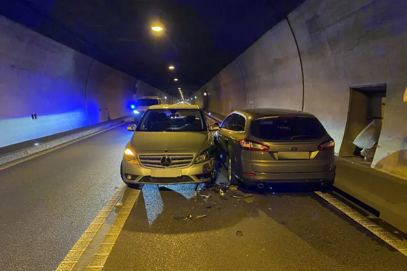 Grellingen BL – Kollision zwischen zwei Personenwagen im Eggfluhtunnel