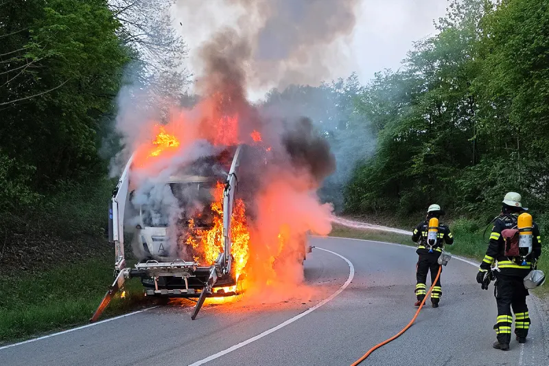 München – Lkw-Fahrerhaus brennt vollständig aus