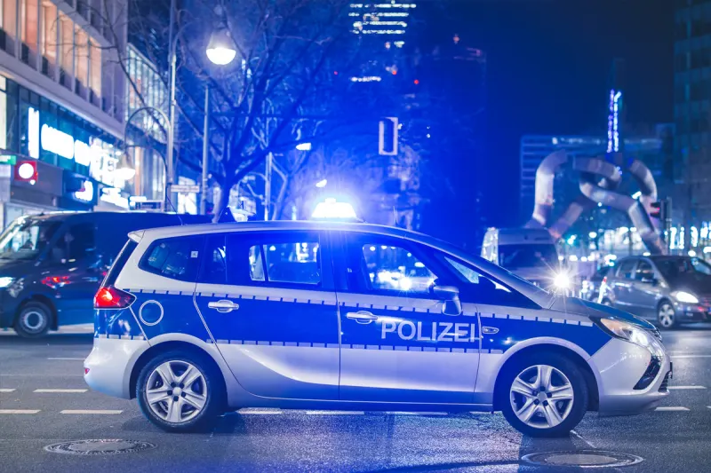 Berlin Mitte – Radfahrer flüchtet und verletzt zwei Polizisten