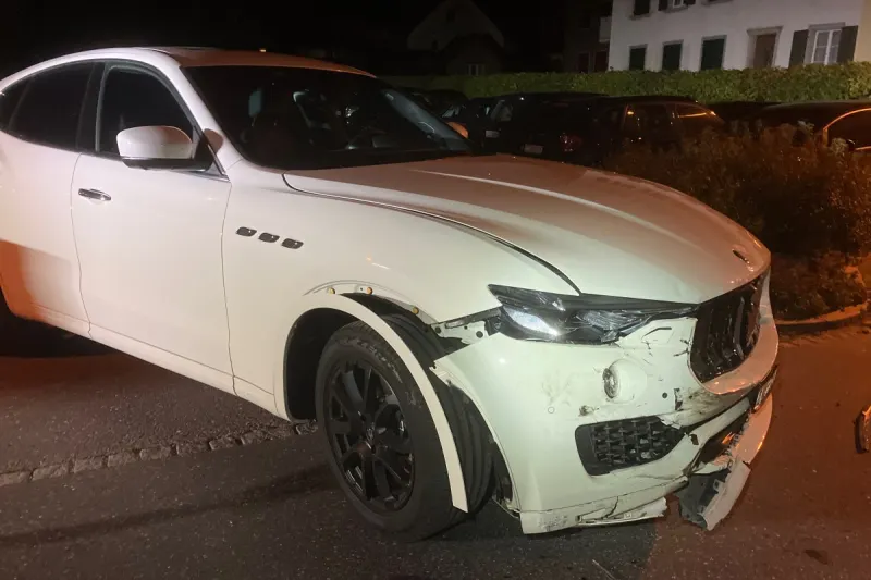 Näfels GL - Maserati in Unfall verwickelt