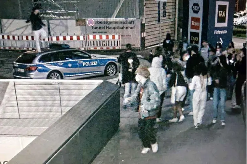 München - "Tanz" auf Polizei Auto