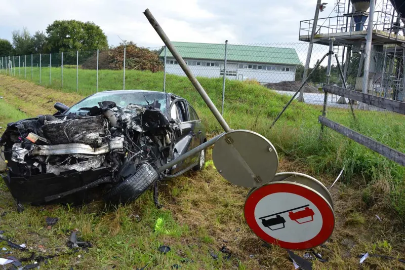 Heftiger Crash in Schärding - Mann aus stark deformierten Unfallwrack  gerettet