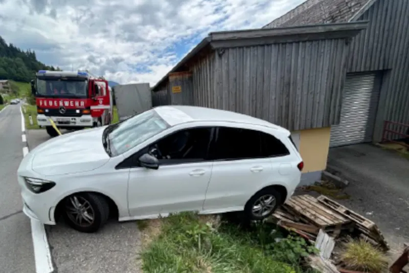 Feuerwehreinsatz in Schnifis V – Fahrzeug gerät über Fahrbahnrand 