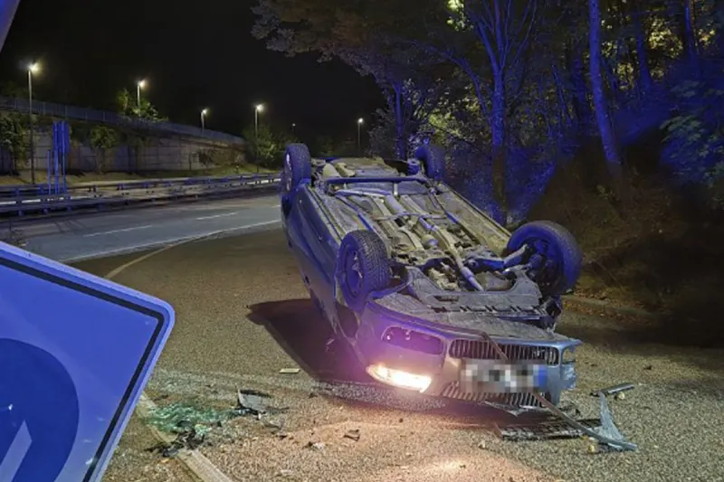 Kiel SH – Fahrer (24) überschlägt sich alkoholisiert mit Auto
