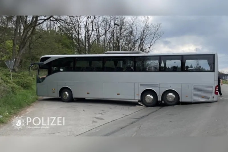 Otterberg (Kreis Kaiserslautern) – Bus festgefahren