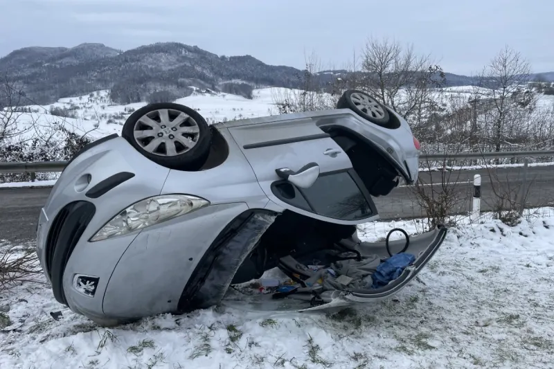 Oberhof AG - Auto mit Mutter und Kind drin überschlägt sich auf eisiger Strasse