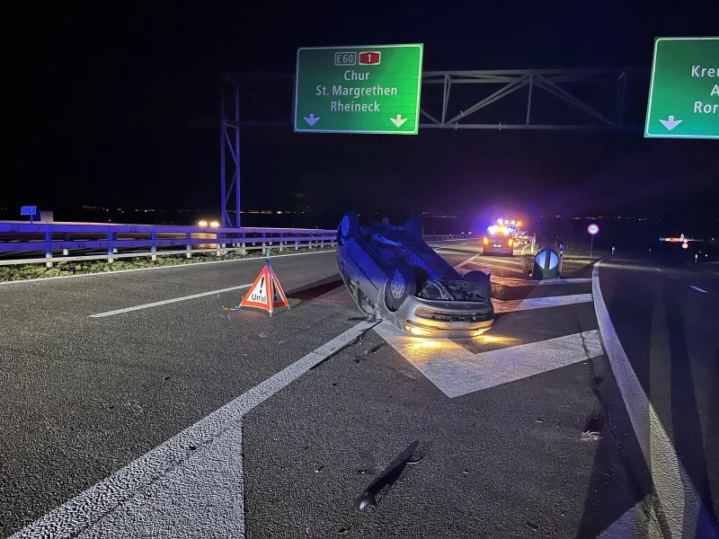 A1 Mörschwil SG – Auto auf der Autobahn auf Dach gelandet
