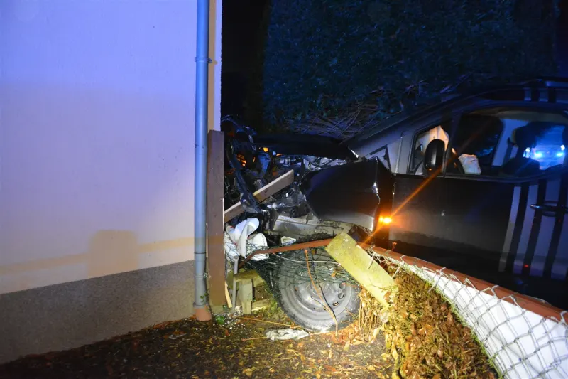 Hiddenhausen – VW Touran landet vor Hauswand