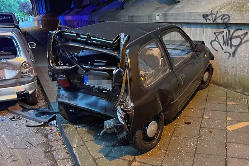 Hilden - 5 Fahrzeuge erheblich beschädigt