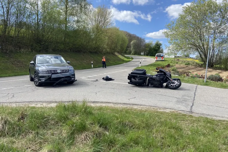 Boswil AG - Zwei Verletzte nach Kollision zwischen Auto und Motorrad