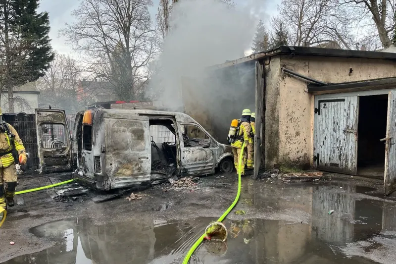 Duisburg – Verpuffung setzt Transporter in Brand