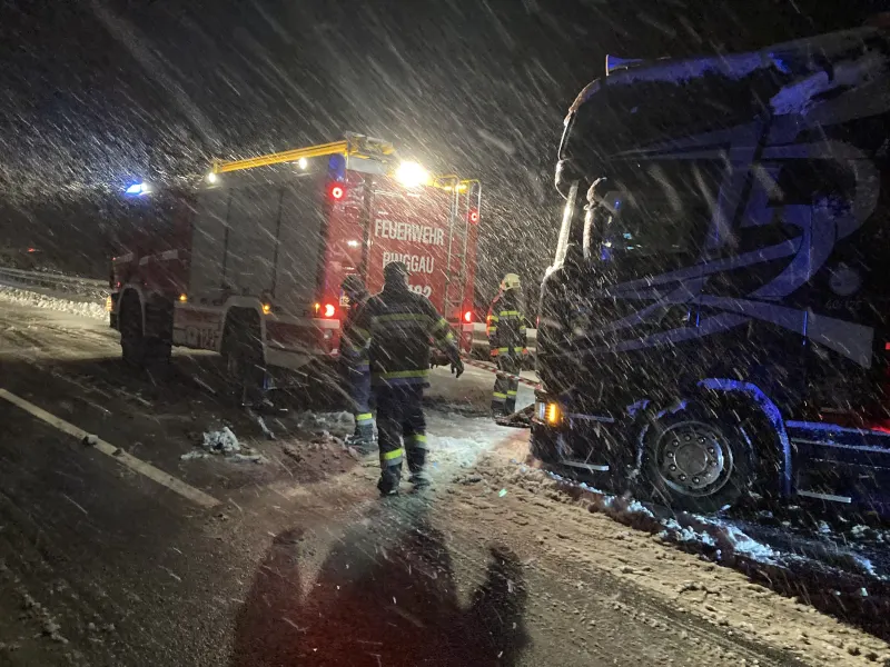 A2 Schäffern – Lkw blockierten verschneite Autobahn