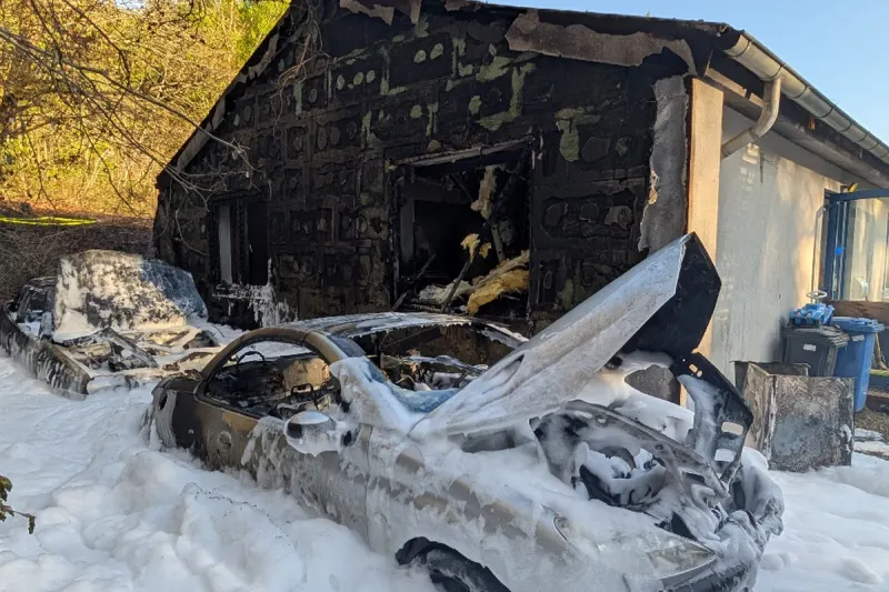 Dahn – Pkw-Brand greift auf Wohnhaus über