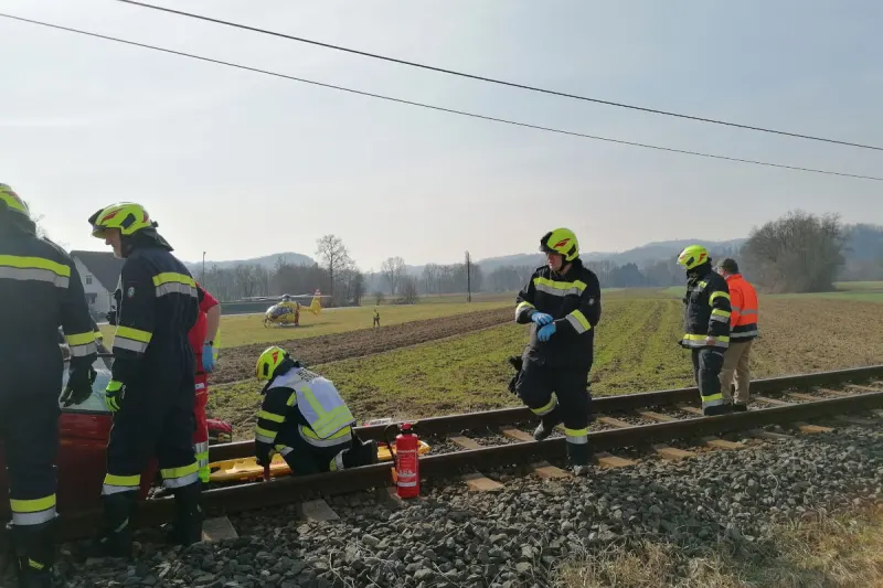 Straß in Steiermark – Pkw nach Unfall von Zug mitgeschleift