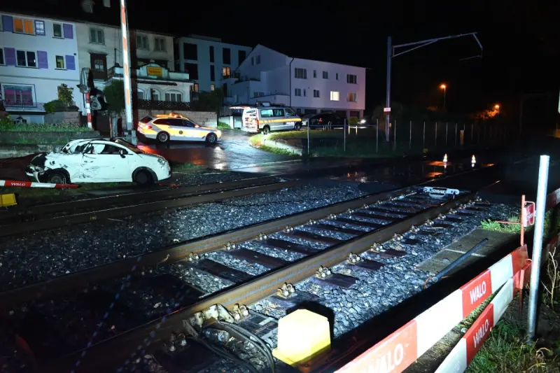 Kurioser Verkehrsunfall in Staad SG - Fiat 500 wird von Zug erfasst